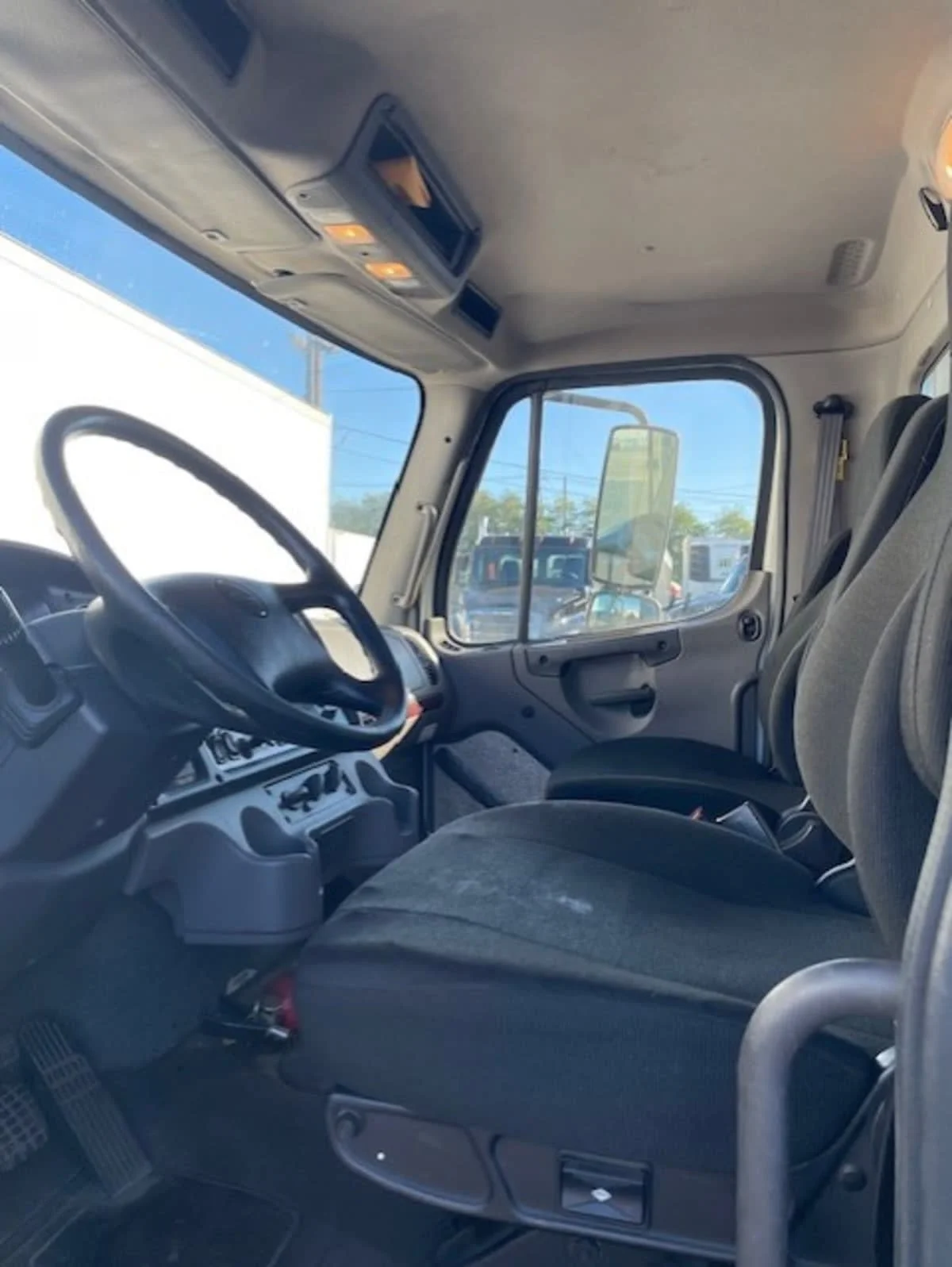 2017 Freightliner M2 106 - image 7