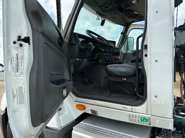 2019 International LT - image 9