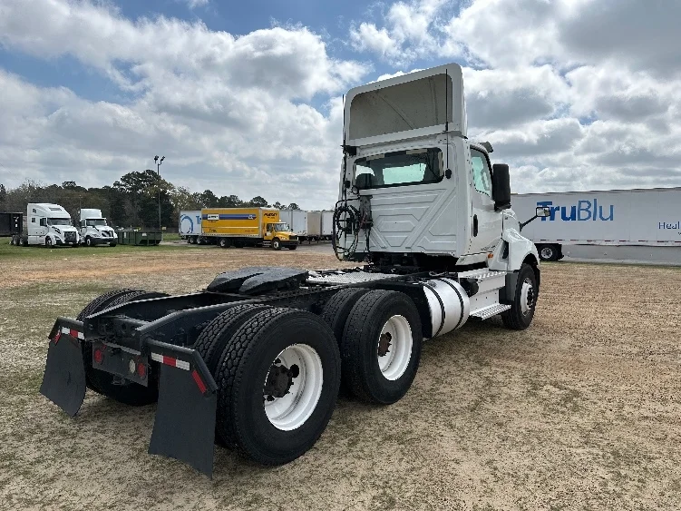 2019 International LT - image 7
