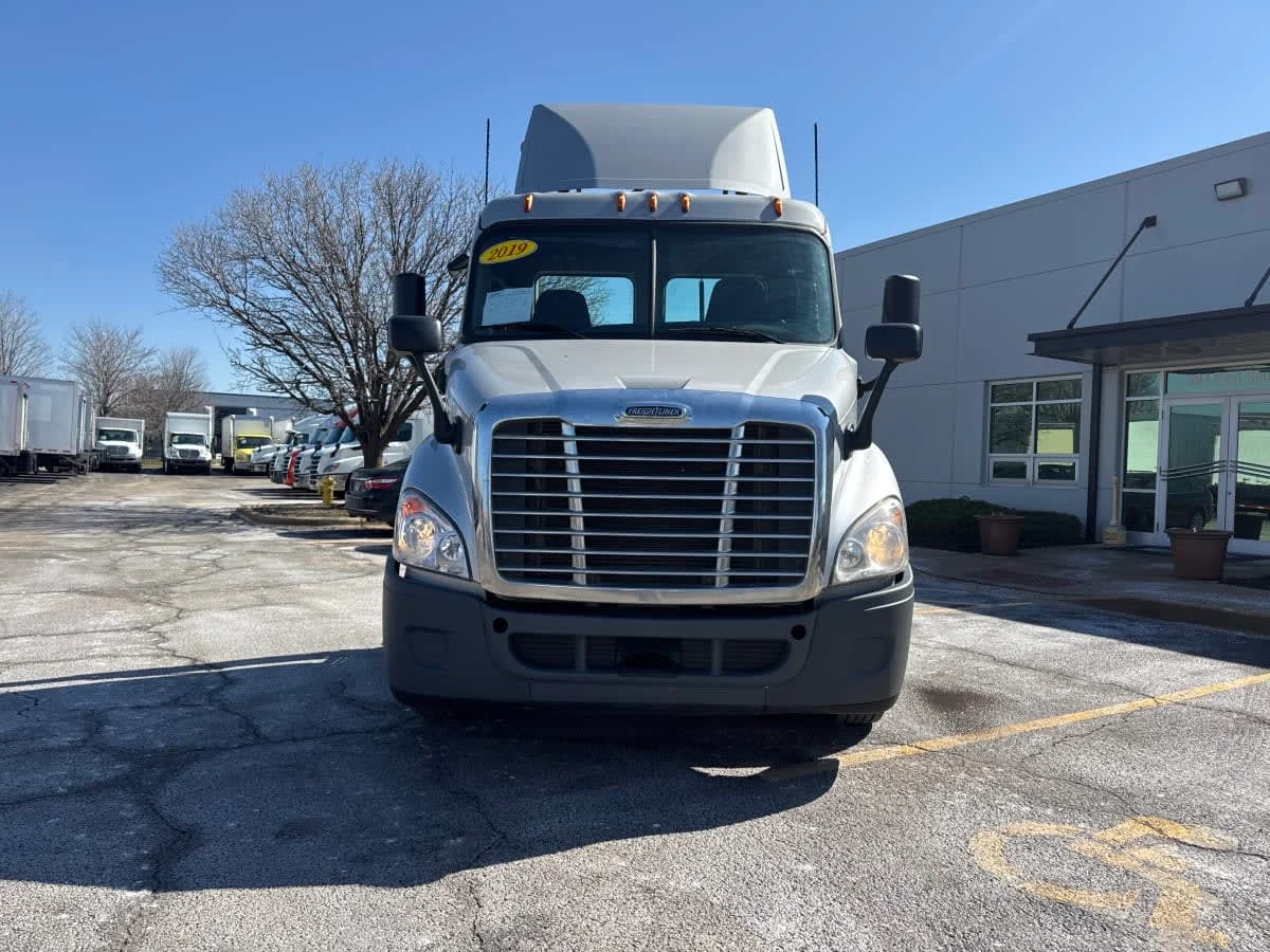 2019 Freightliner Cascadia in Bolingbrook, IL — photo 2
