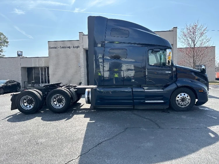 2020 Volvo VNL 760 - image 8