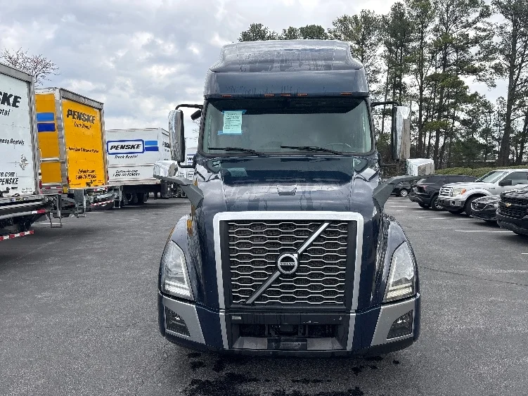 2020 Volvo VNL 760 - image 2