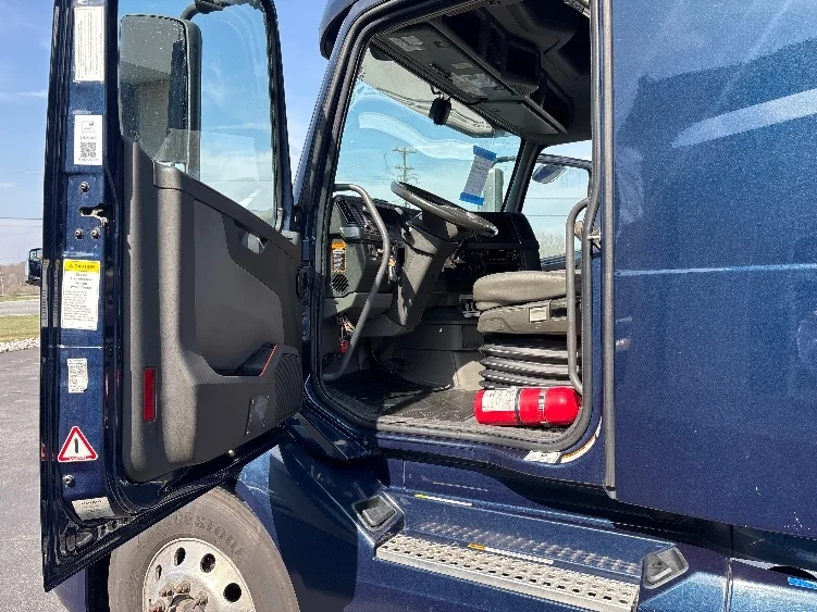 2020 Volvo VNL 760 - image 9
