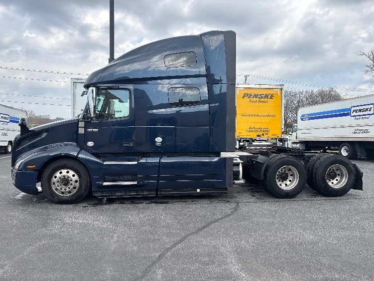 2020 Volvo VNL 760 - image 4