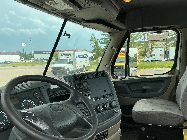 2017 Freightliner Cascadia - image 10