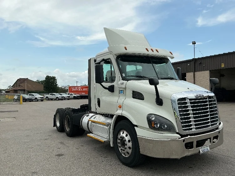 2017 Freightliner Cascadia - image 1
