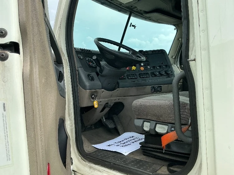 2017 Freightliner Cascadia - image 9