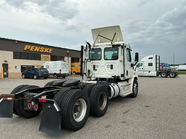 2017 Freightliner Cascadia - image 7