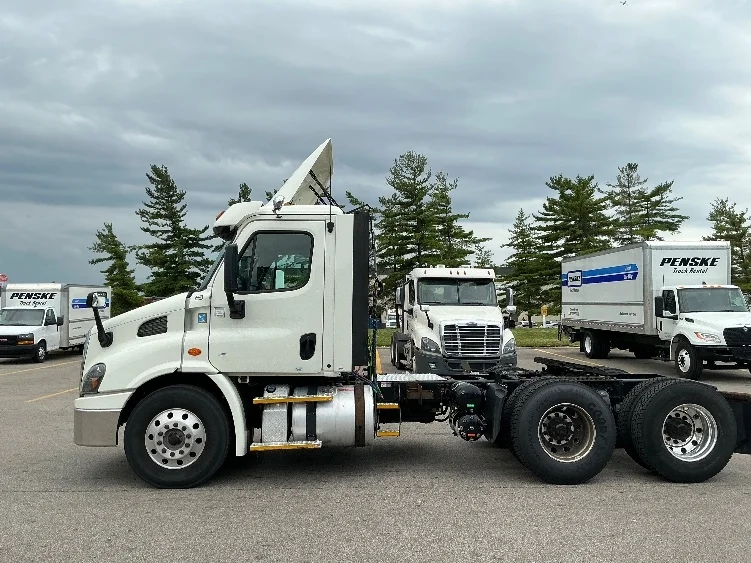 2017 Freightliner Cascadia - image 4