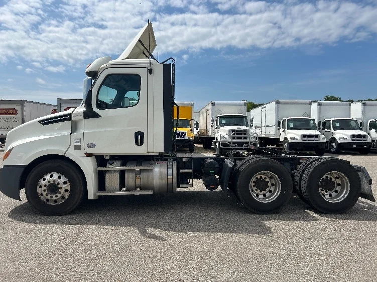 2019 Freightliner Cascadia in Lansing, MI — photo 4