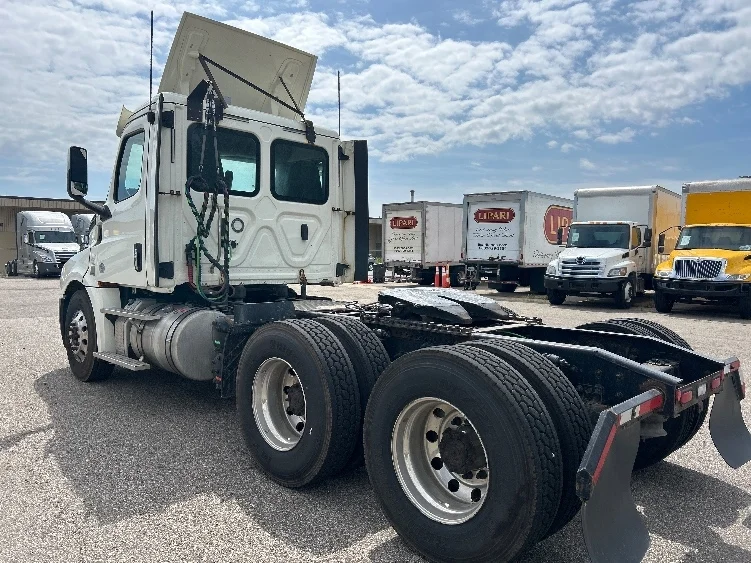 2019 Freightliner Cascadia in Lansing, MI — photo 5