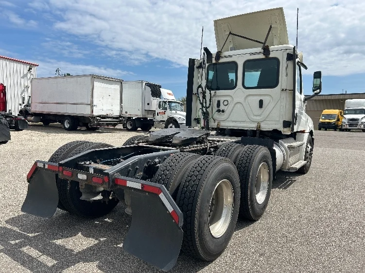 2019 Freightliner Cascadia in Lansing, MI — photo 7