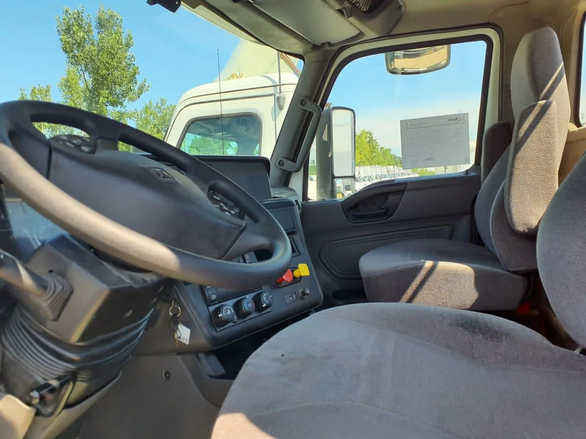 2019 International LT - image 7