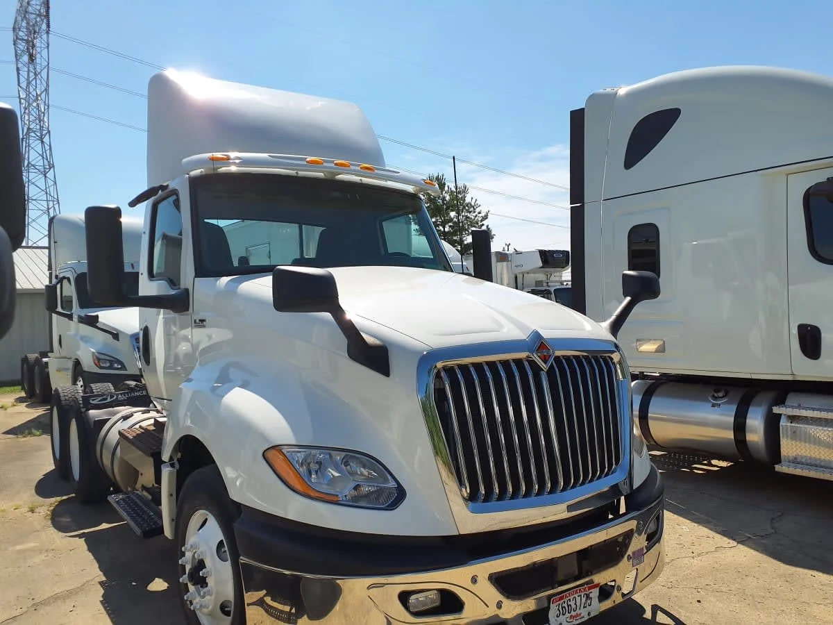 2019 International LT - image 3