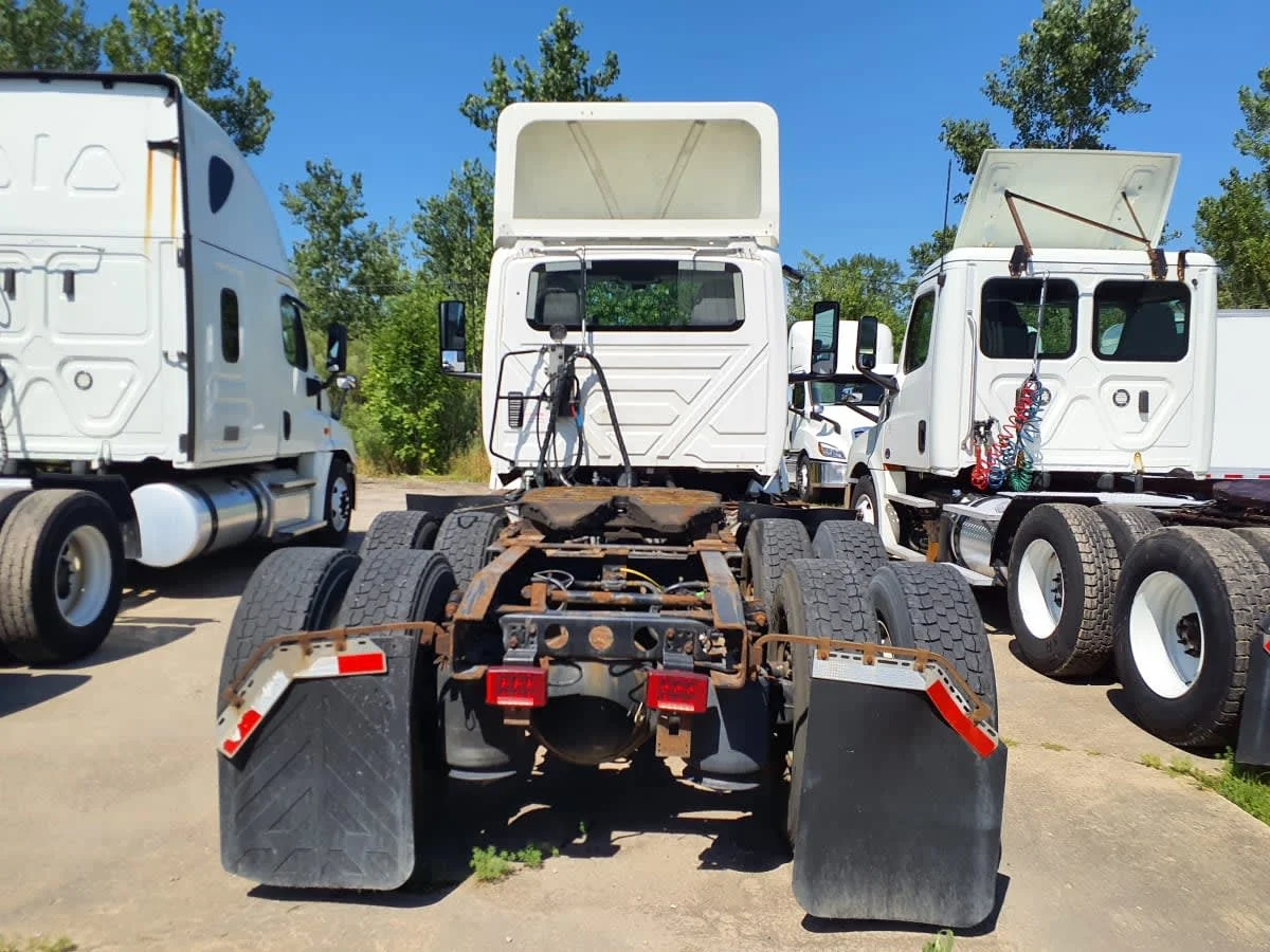 2019 International LT - image 5