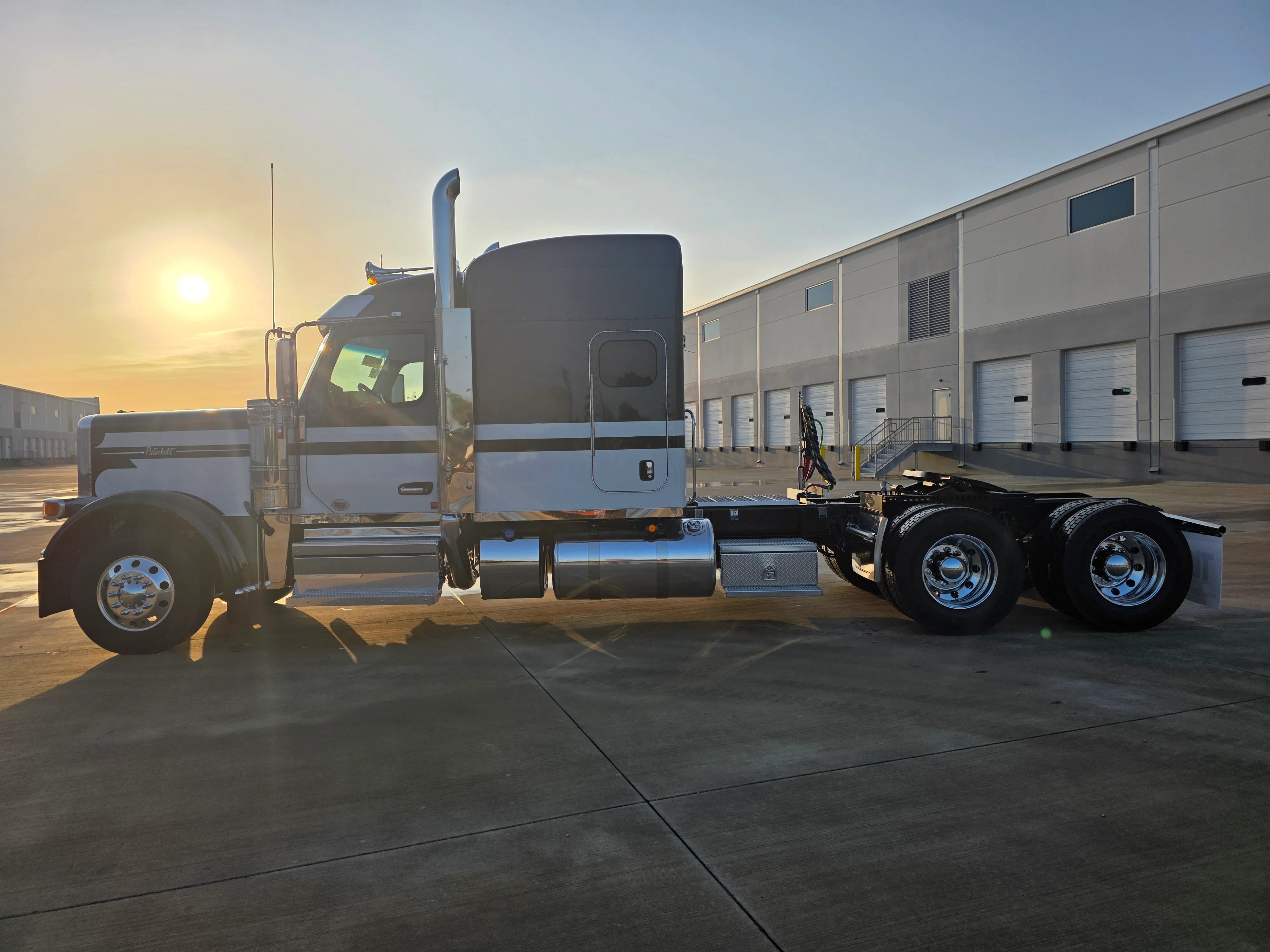 2027 Peterbilt 589 — photo 2