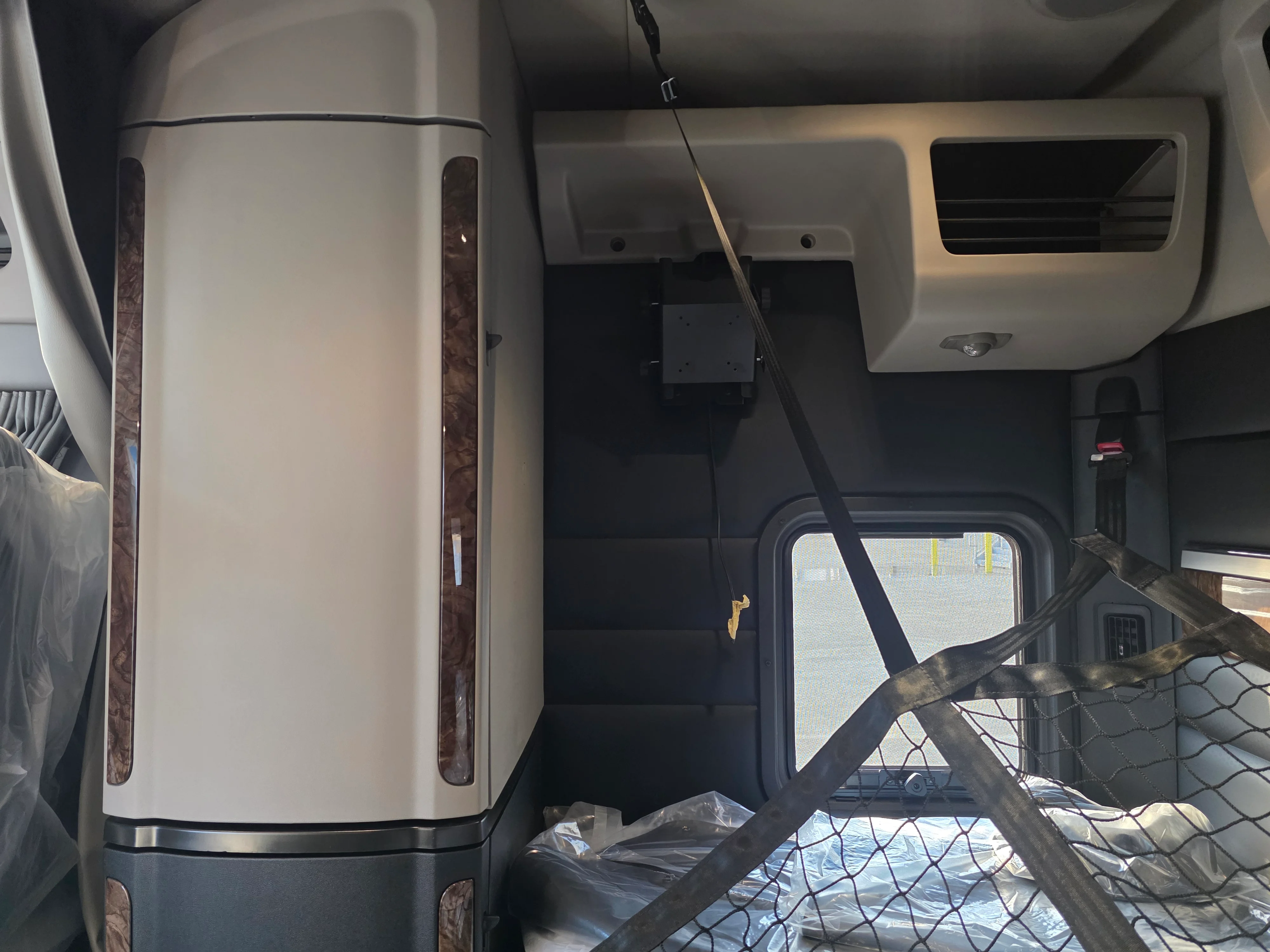 2027 Peterbilt 589 — photo 11