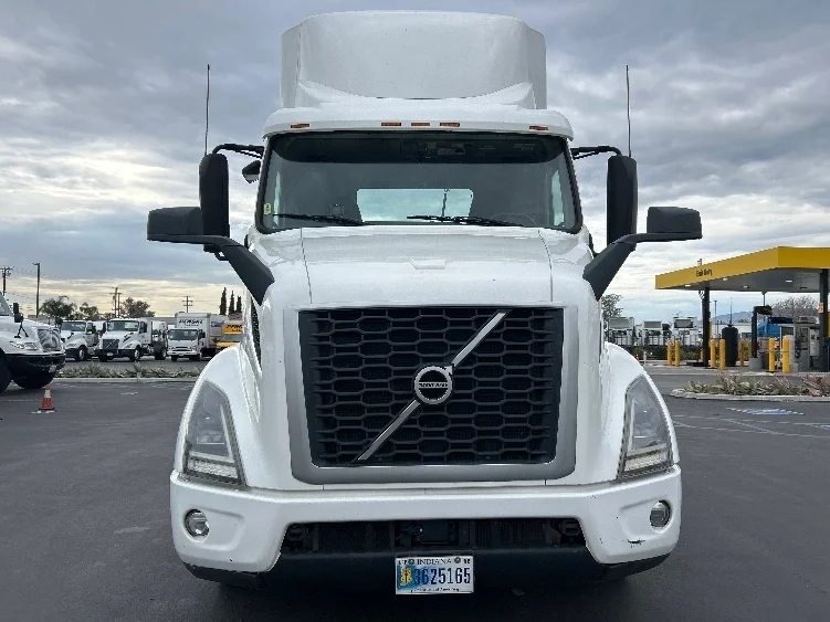 2020 Volvo VNR 640 in Fontana, CA — photo 2