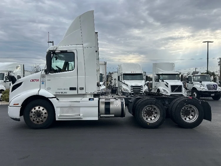2020 Volvo VNR 640 in Fontana, CA — photo 4