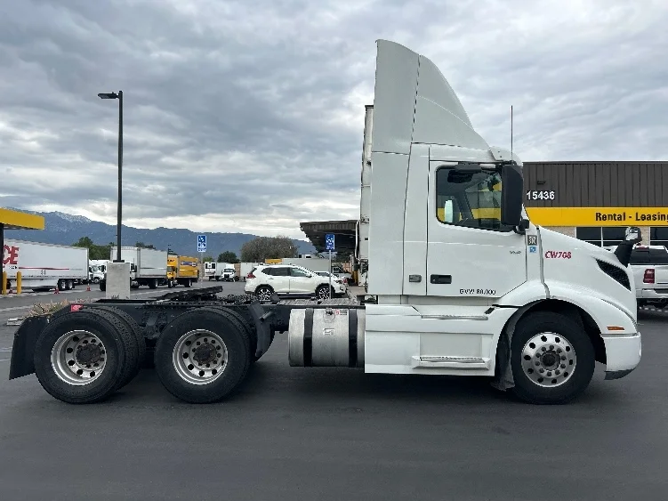 2020 Volvo VNR 640 in Fontana, CA — photo 8