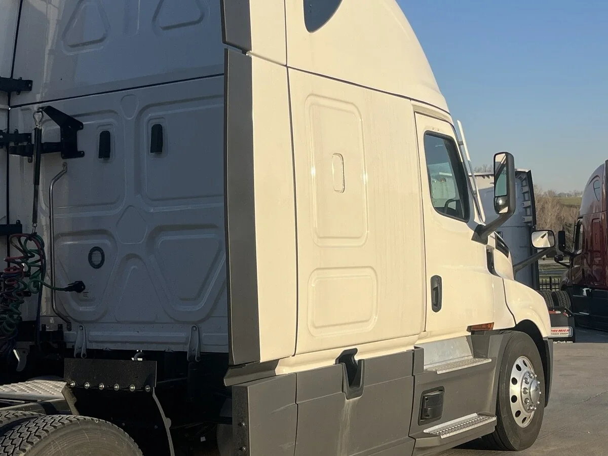 2024 Freightliner Cascadia - image 2