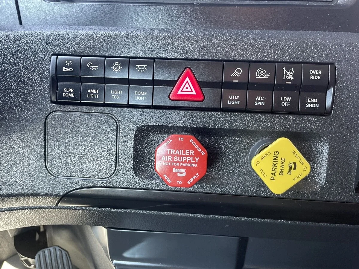 2024 Freightliner Cascadia - image 9