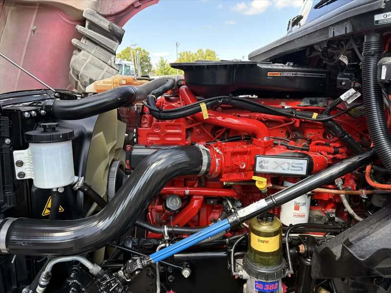 2021 International LT - image 7