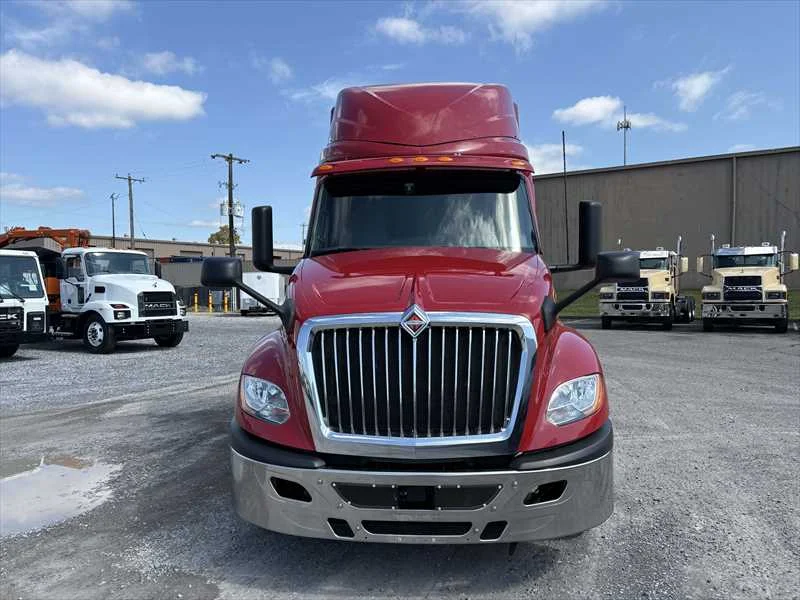 2021 International LT - image 6