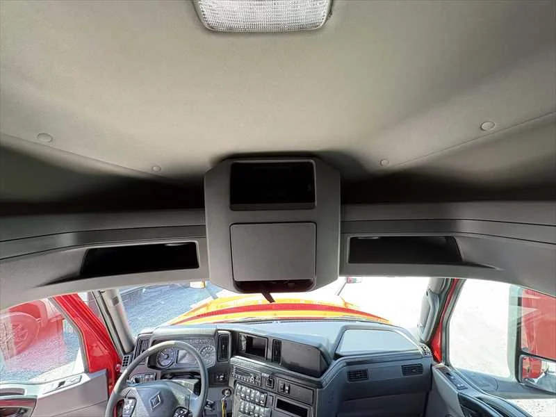 2021 International LT - image 13