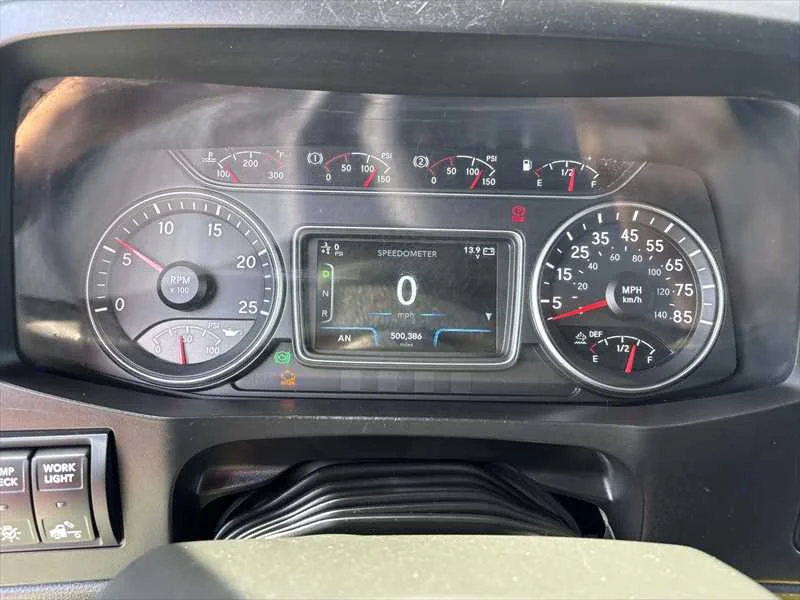 2021 International LT - image 11