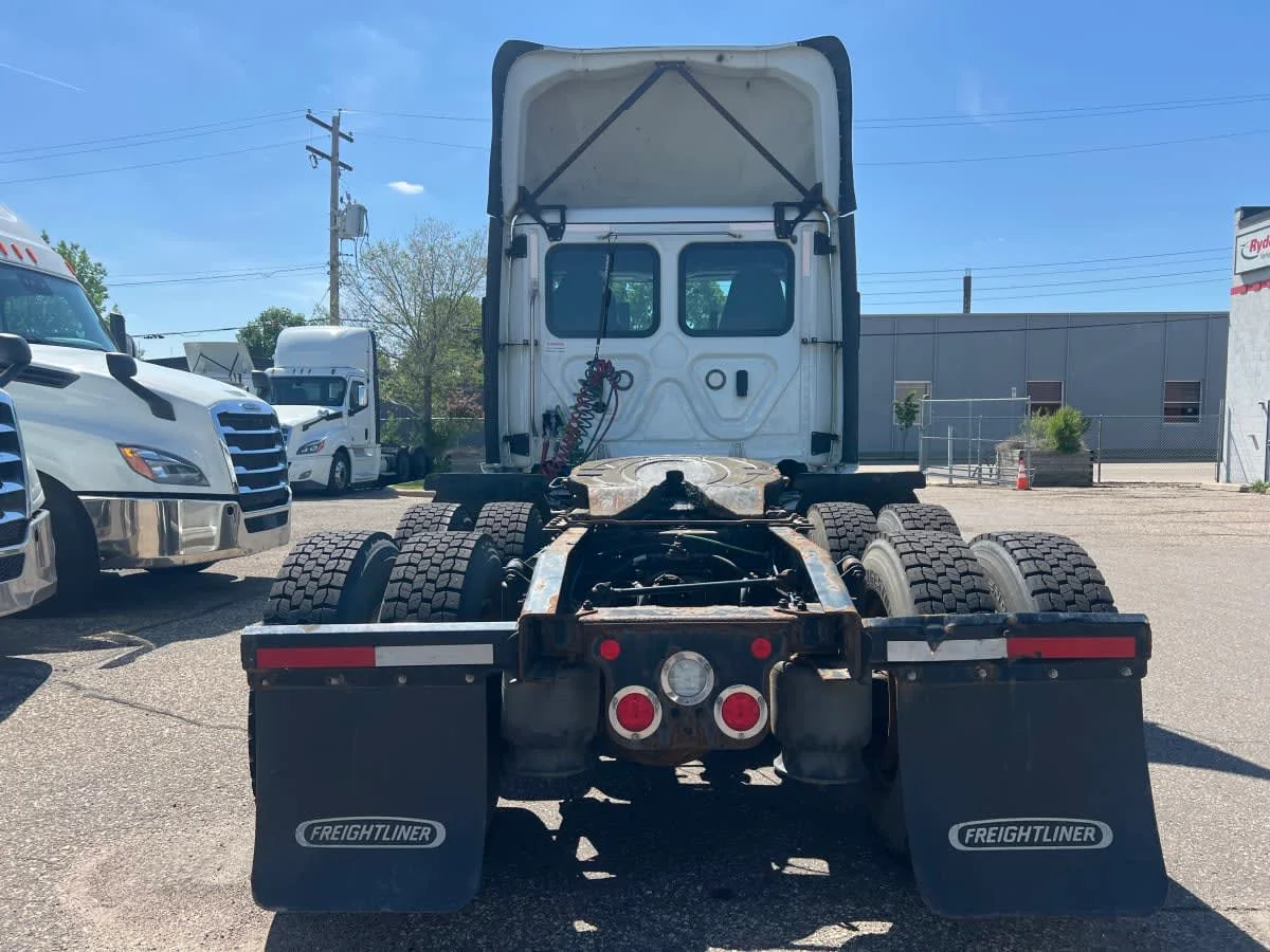 2020 Freightliner Cascadia in Minneapolis, MN — photo 5