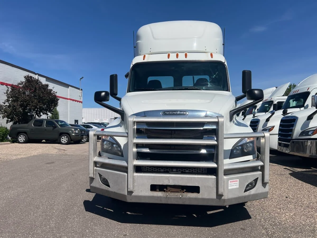 2020 Freightliner Cascadia in Minneapolis, MN — photo 2