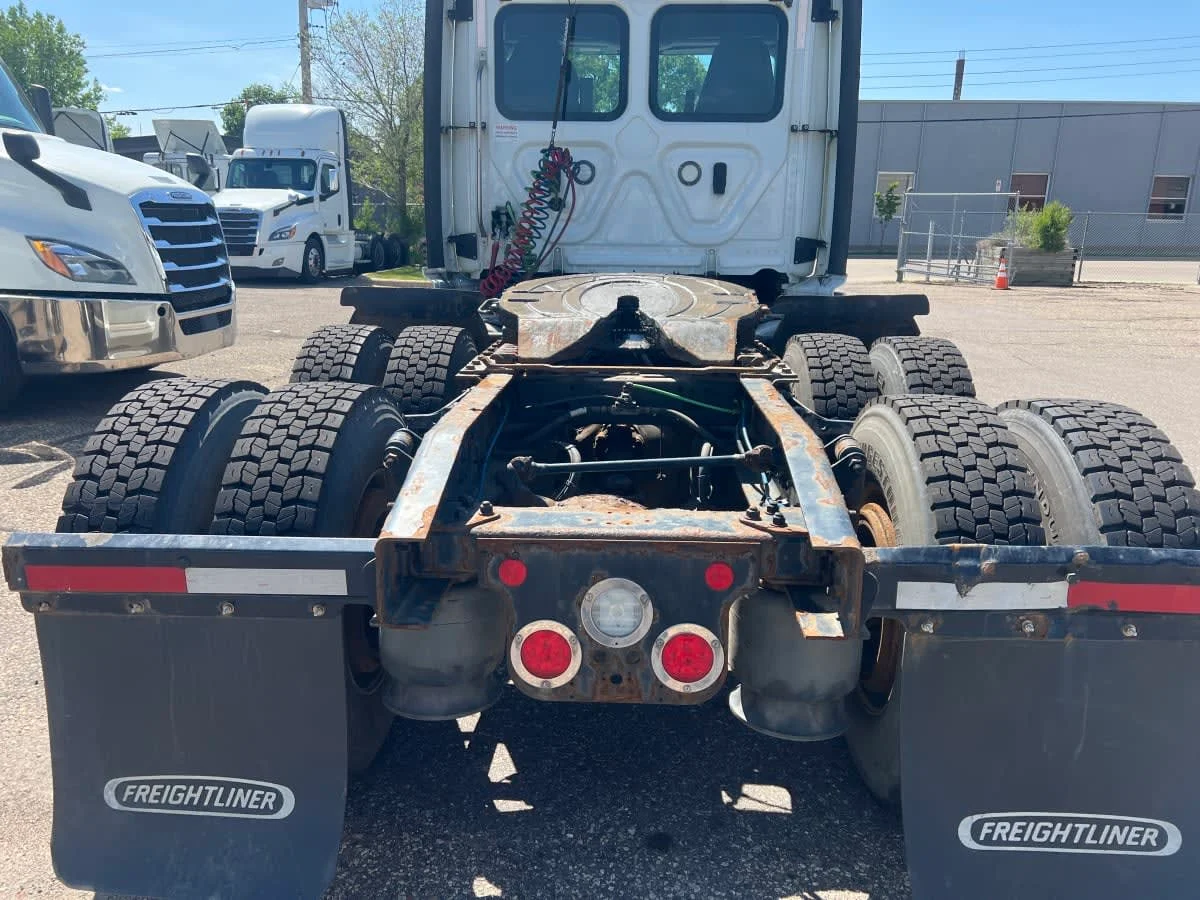 2020 Freightliner Cascadia in Minneapolis, MN — photo 11