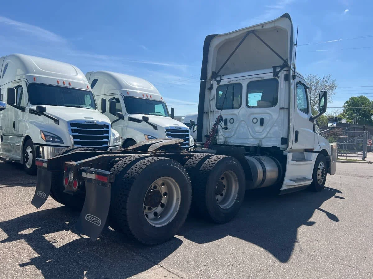 2020 Freightliner Cascadia in Minneapolis, MN — photo 4