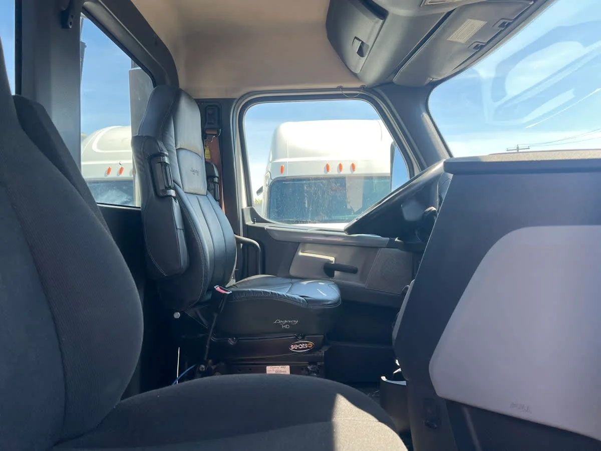2020 Freightliner Cascadia in Minneapolis, MN — photo 7