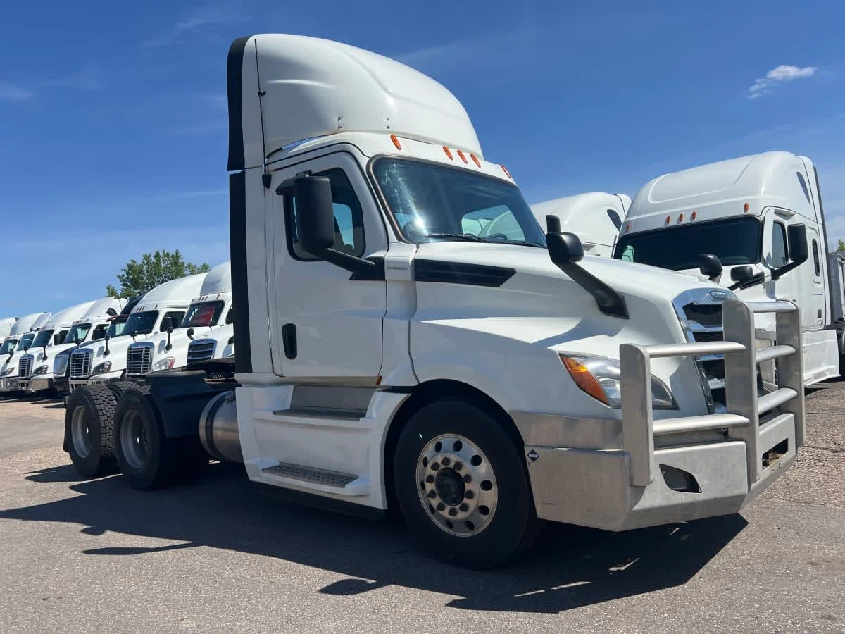 2020 Freightliner Cascadia in Minneapolis, MN — photo 3