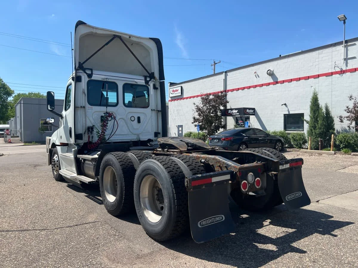 2020 Freightliner Cascadia in Minneapolis, MN — photo 6