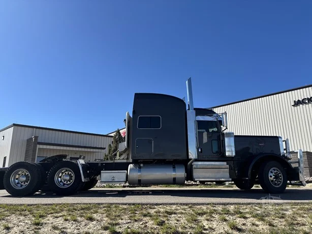 2023 Peterbilt 389 - image 5