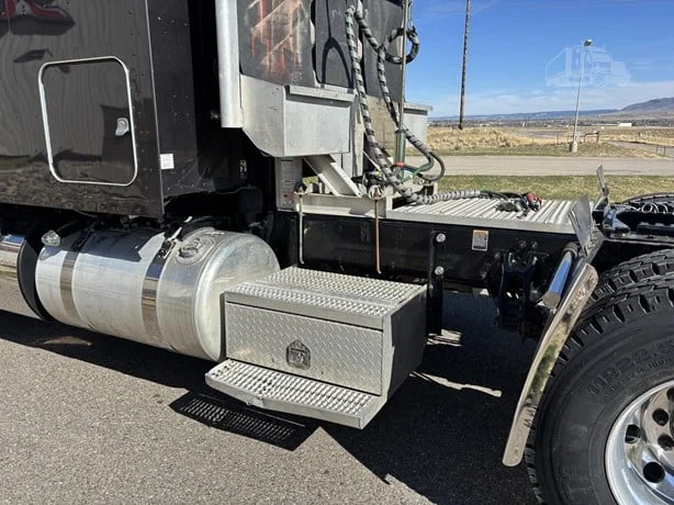 2023 Peterbilt 389 - image 10