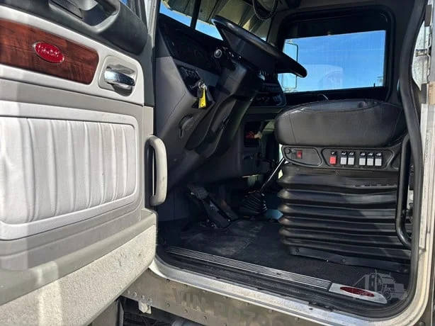 2023 Peterbilt 389 - image 22