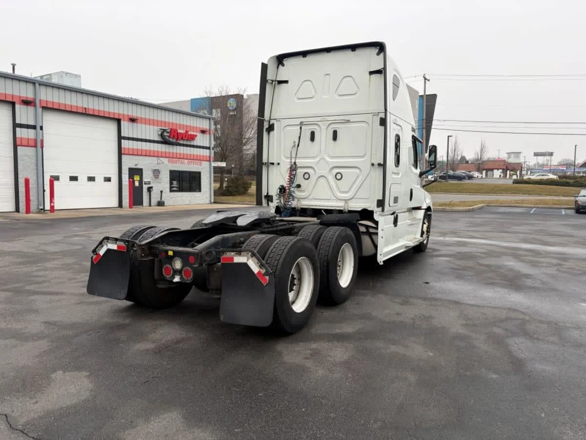 2021 Freightliner Cascadia - image 4