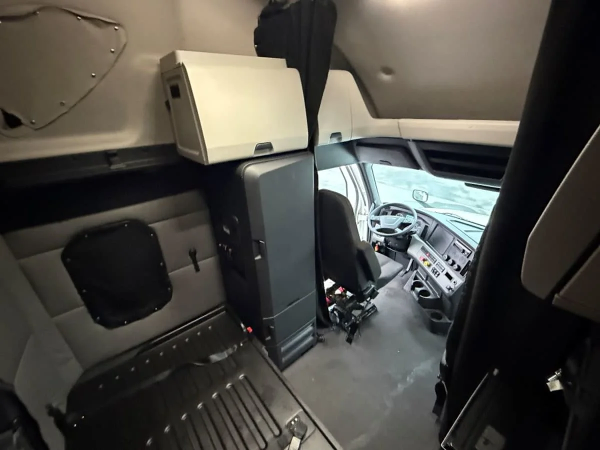 2021 Freightliner Cascadia - image 10