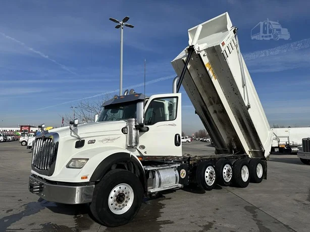 2022 International HX - image 2