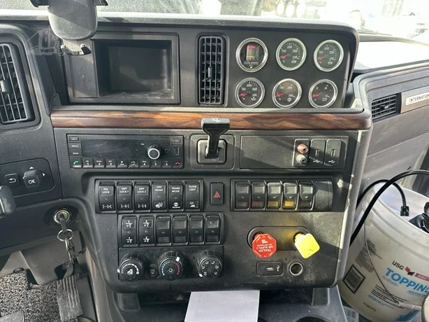 2022 International HX - image 19