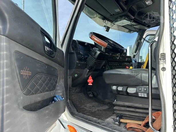 2022 International HX - image 15