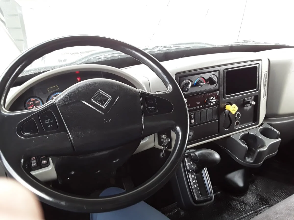 2017 International 4300 - image 7