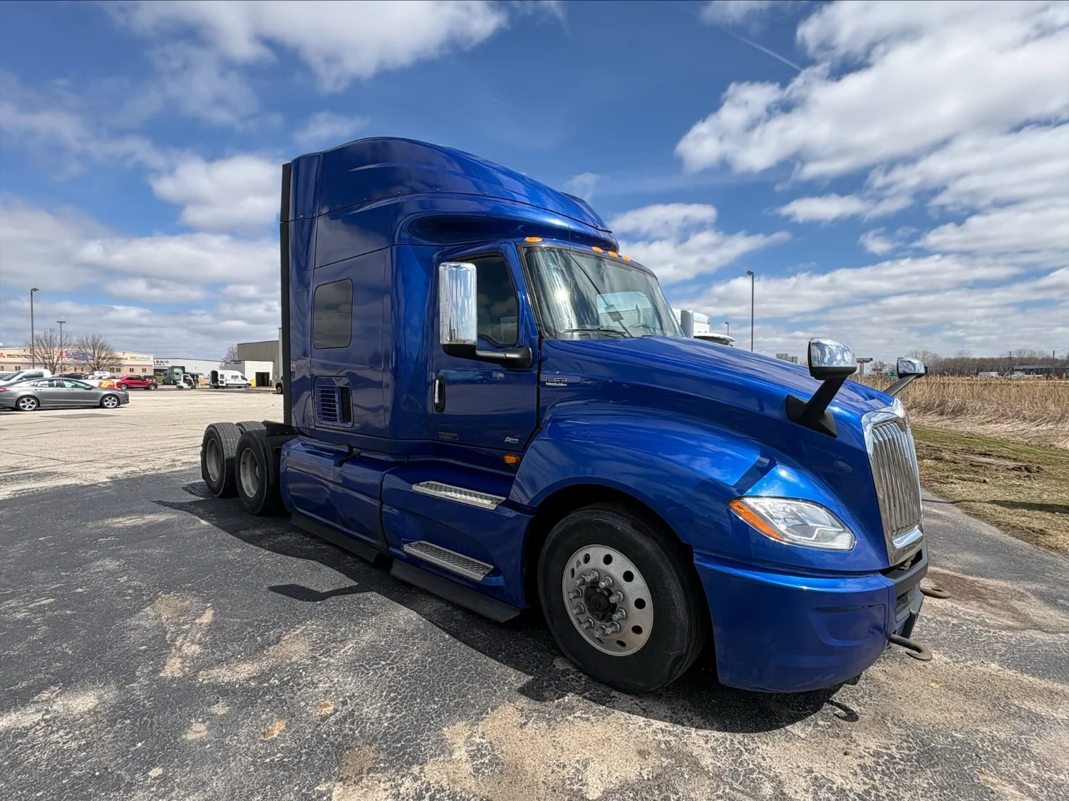 2020 International LT - image 3