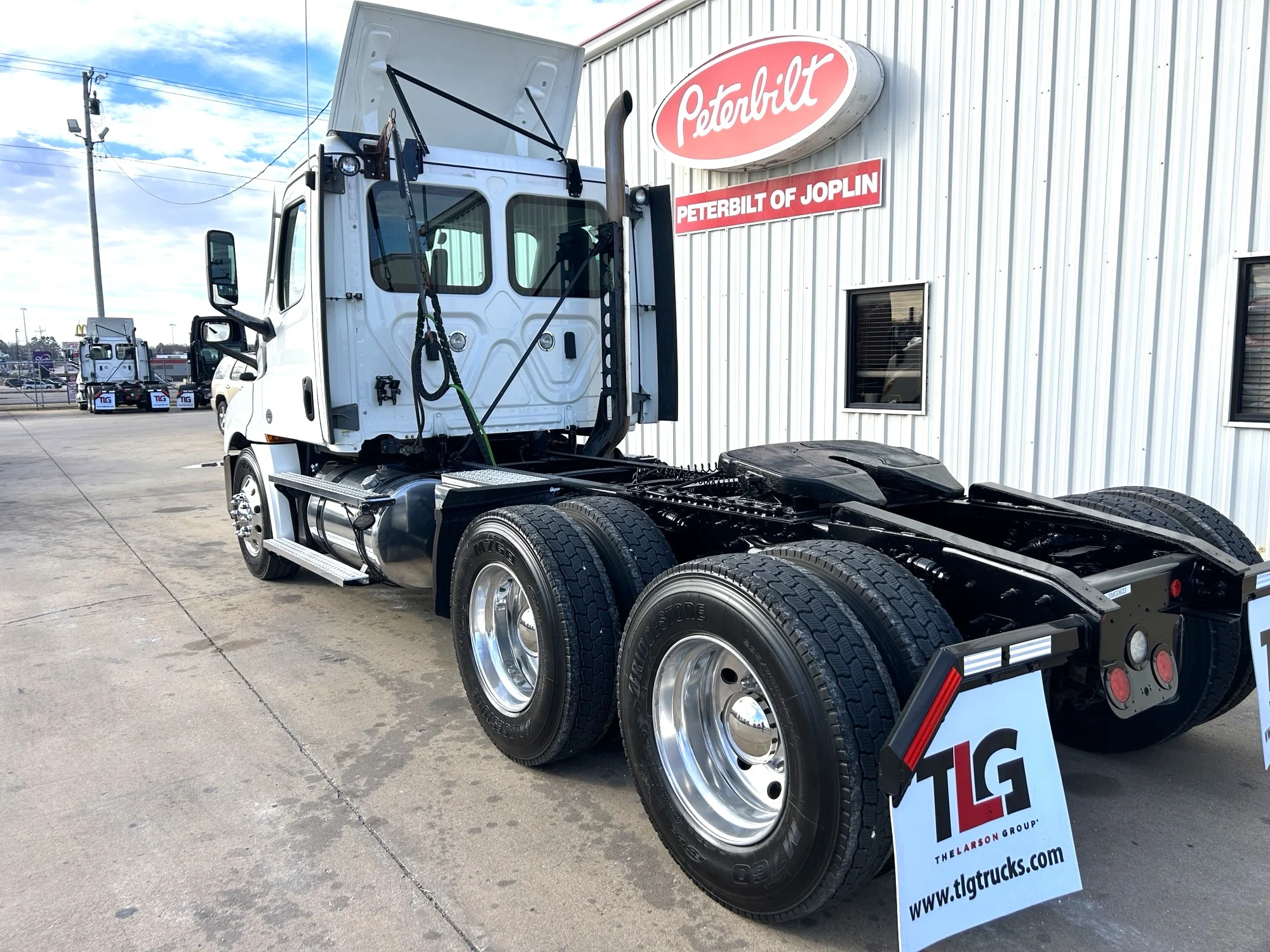 2021 Freightliner Cascadia - image 5