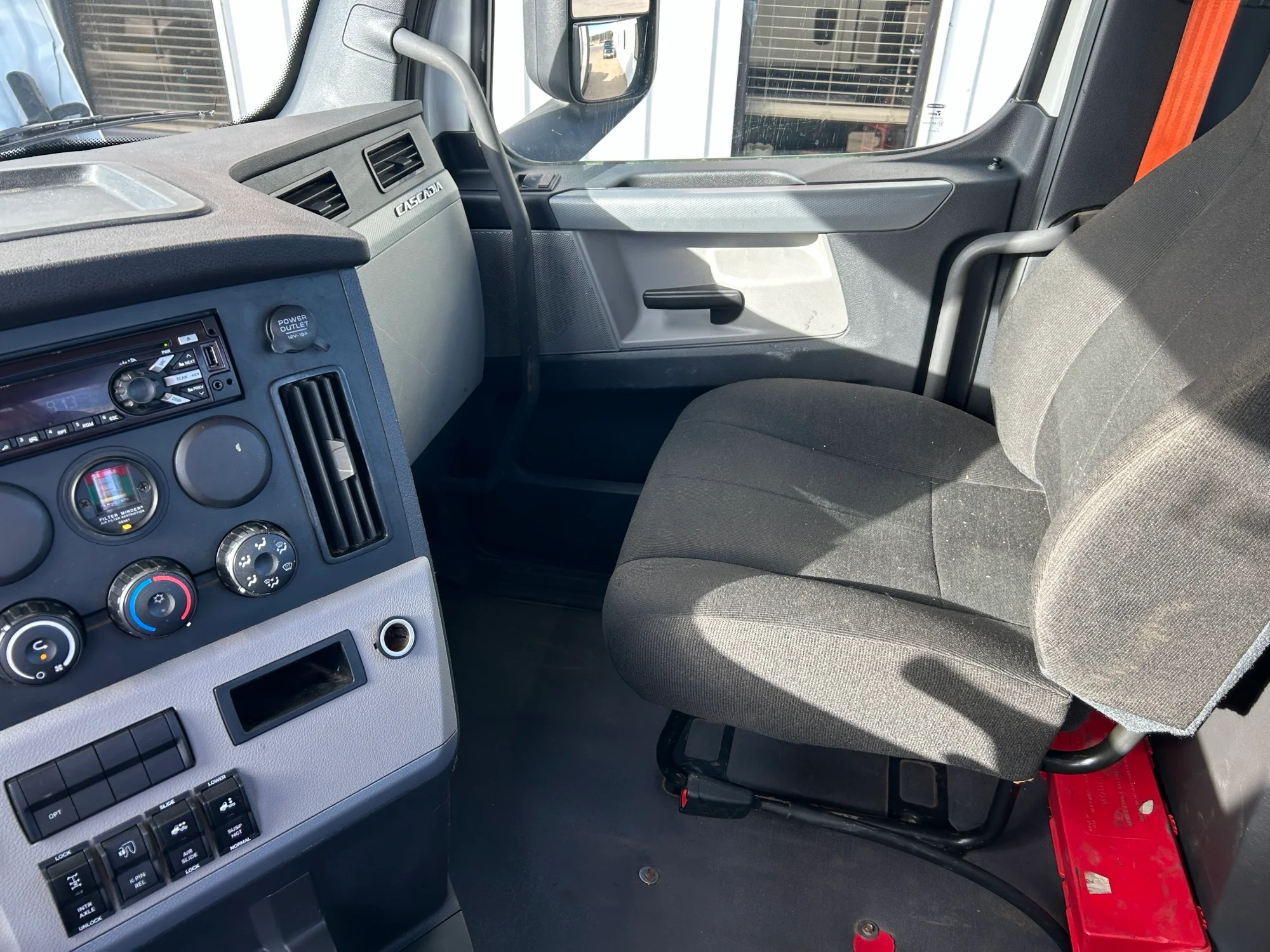 2021 Freightliner Cascadia - image 9