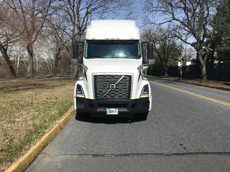 2022 Volvo VNL 760 - image 2